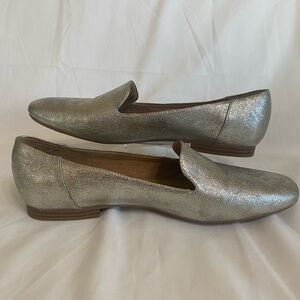 Naturalizer Emiline Flat Loafer, silver metallic finish, Women’s Size 10